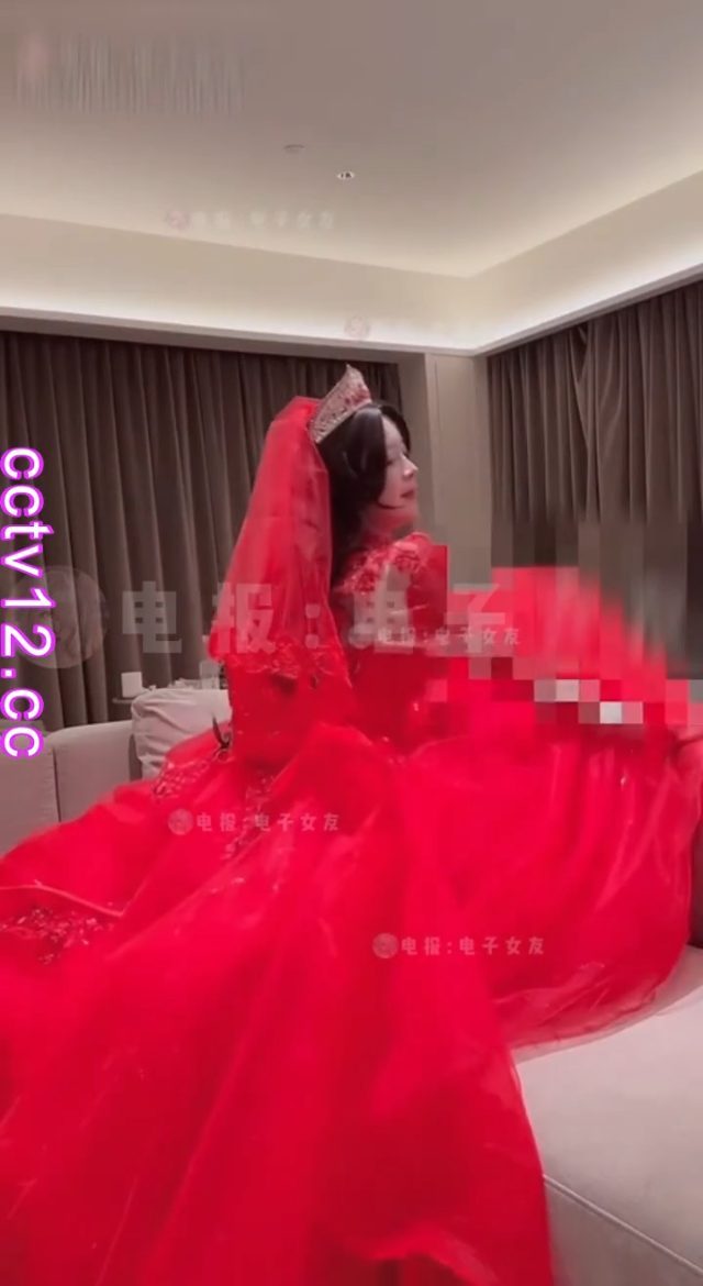 A beautiful bride with a voracious appetite for sex! Clad in a red veil, she mounts him and rides his cock right away—she simply couldn't wait for the wedding night.