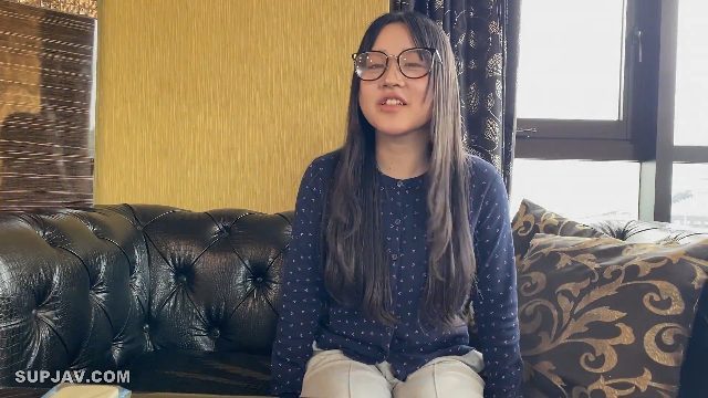 Gadis Cina Berkacamata Bikin Sange